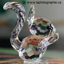 Photo d'un objet de verre sur une surface multicolore